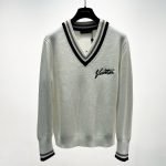 Oversized signature V-neck sweater
1AATLM