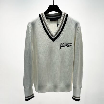 Oversized signature V-neck sweater
1AATLM